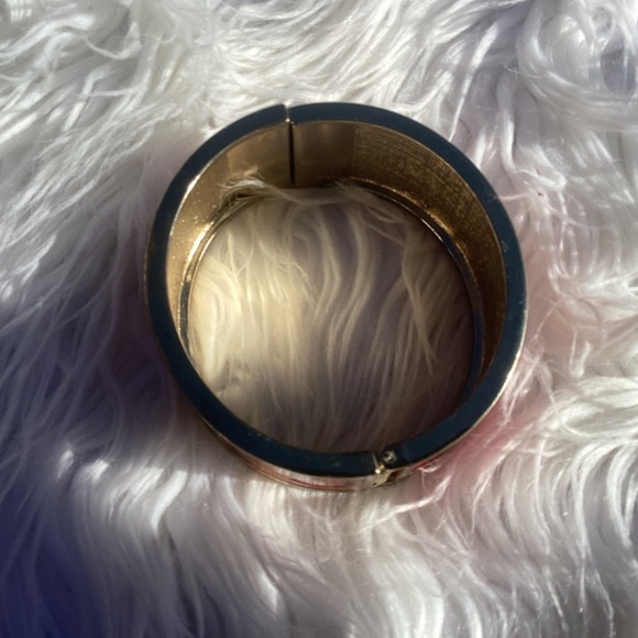 NWT Ulta Hinged LipPrint GoldTone Bracelet - Picture 4 of 6